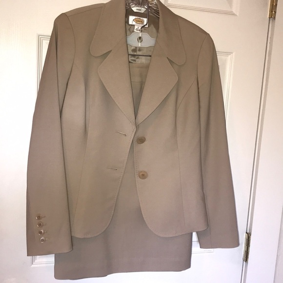 Talbots Dresses & Skirts - Talbots 2 piece suit, Jacket sz 2, skirt sz 0P New